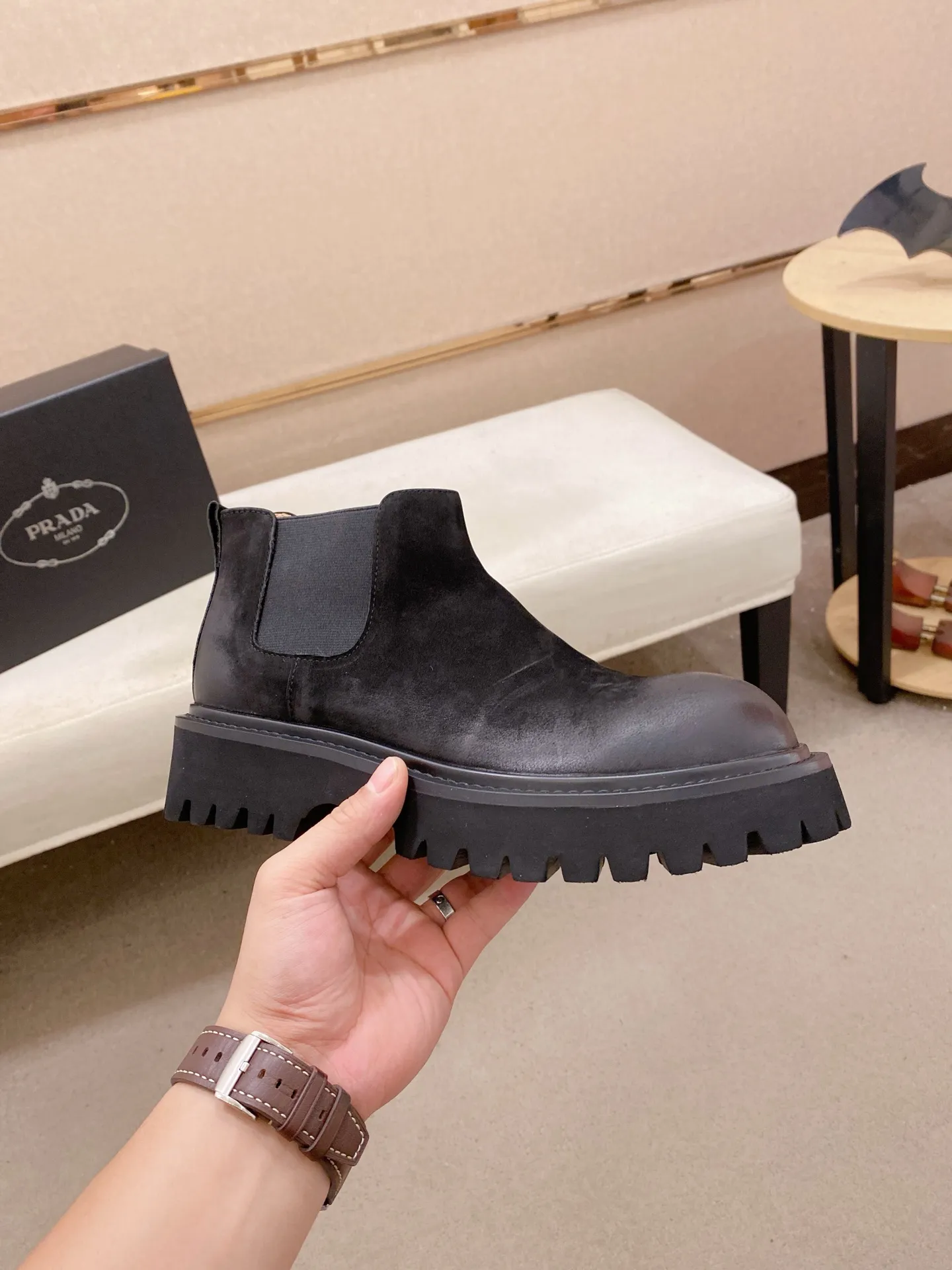 Factory price 580💰 The new PRADA (Prada) counters are launched simultaneously, new men's shoes, 😘fabrics are selected from cowhide. Lining: Full sheepskin lining. 👍🏿 High-end ☄️ air-cushion molded anti-slip rubber outsole, exquisite lines, simple and elegant, comfortable and high-end for leisure travel. Number of yards: 38 to 44. Can be ordered for 45 non-refundable
